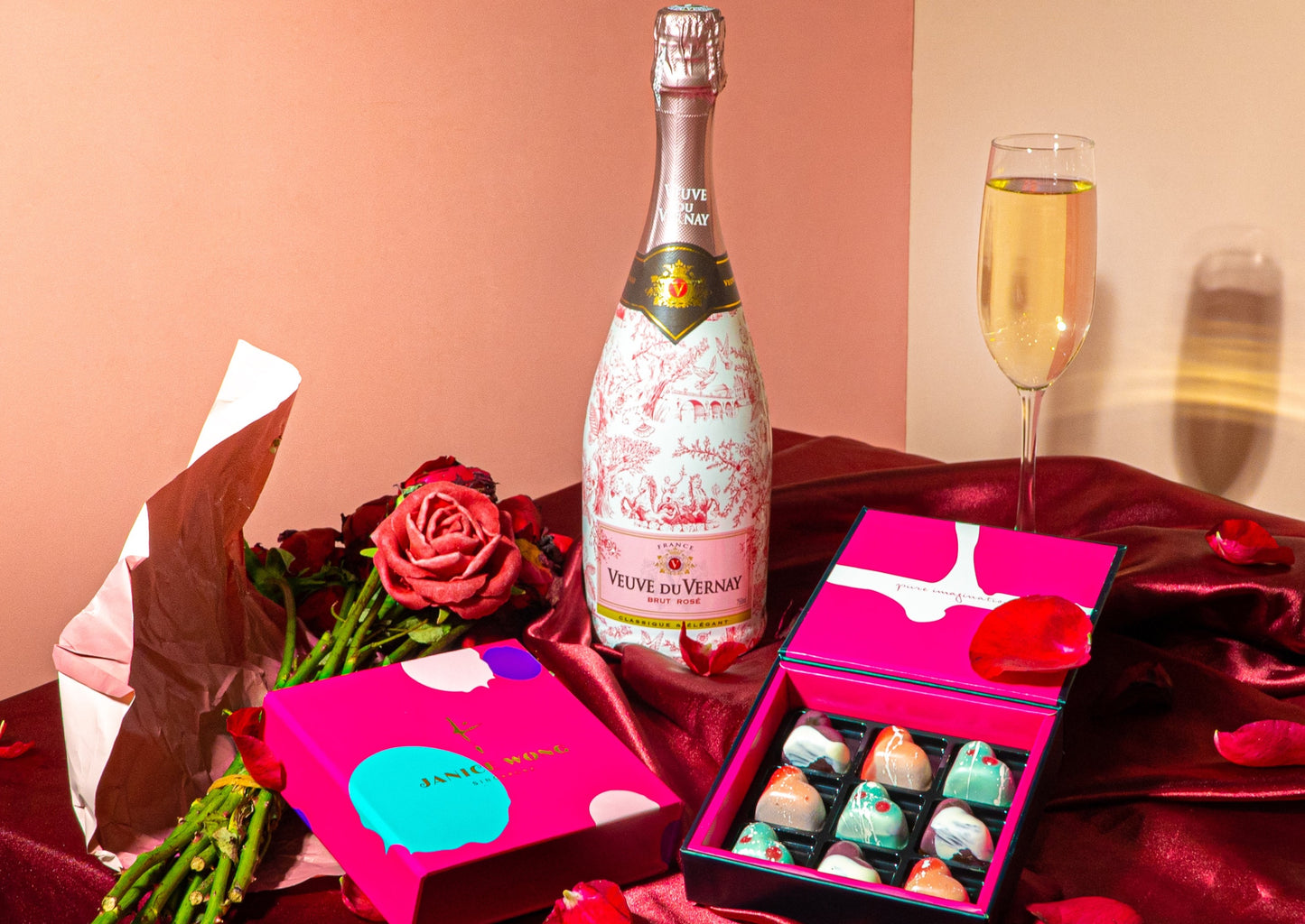 Roses & Hearts Valentine Wine and Chocolate Boxset